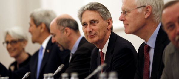 British Foreign Secretary Philip Hammond (C) attends a meeting with foreign ministers and representatives of United States, France, Germany, China, Russia and the European Union during nuclear talks at a hotel in Vienna, Austria July 10, 2015 - Sputnik International