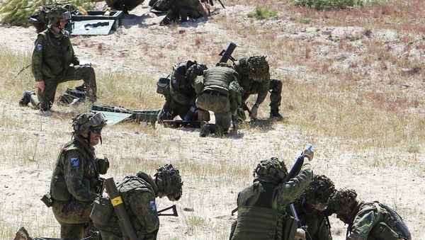 Soldiers kneel down on the beach after an amphibious landing during NATO sea exercises BALTOPS 2015 that are to reassure the Baltic Sea region allies in the face of a resurgent Russia, in Ustka, Poland, Wednesday, June 17, 2015 - Sputnik International