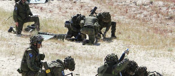 Soldiers kneel down on the beach after an amphibious landing during NATO sea exercises BALTOPS 2015 that are to reassure the Baltic Sea region allies in the face of a resurgent Russia, in Ustka, Poland, Wednesday, June 17, 2015 - Sputnik International