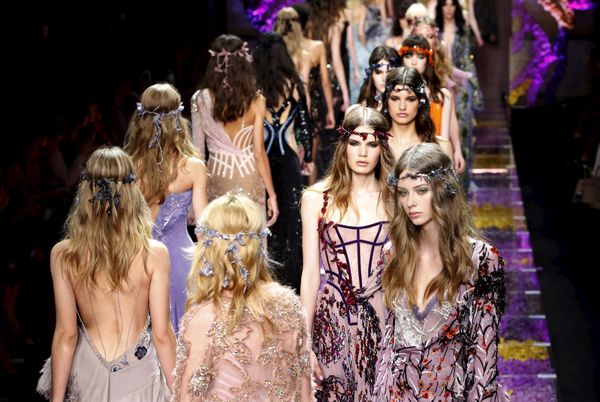 Models present creations by designer Italian designer Donatella Versace as part of her Haute Couture Fall Winter 2015/2016 fashion show in Paris, France, July 5, 2015 Models present creations by designer Italian designer Donatella Versace as part of her Haute Couture Fall Winter 2015/2016 fashion show in Paris, France, July 5, 2015 - Sputnik International