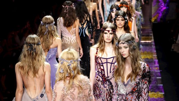 Models present creations by designer Italian designer Donatella Versace as part of her Haute Couture Fall Winter 2015/2016 fashion show in Paris, France, July 5, 2015 - Sputnik International