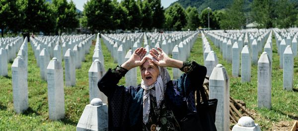 An elderly Bosnian woman reacts at the grave of her relative at the Potocari Memorial Center near the eastern Bosnian town of Srebrenica on July 10, 2015 - Sputnik International