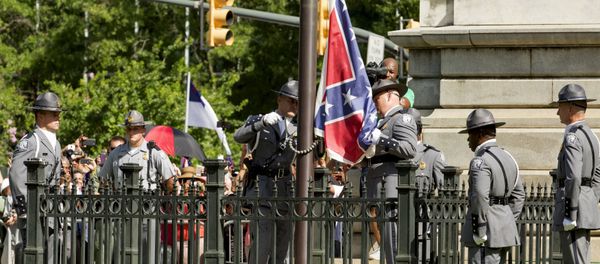 The Confederate battle flag is permanently removed from the South Carolina statehouse grounds during a ceremony in Columbia, South Carolina, July, 10, 2015 - Sputnik International