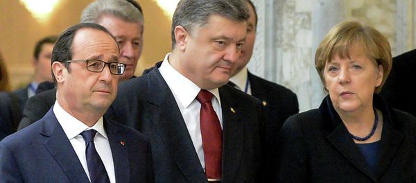 France's President Francois Hollande, Ukrainian President Petro Poroshenko and German Chancellor Angela Merkel (L-R) walk for a family photo at the presidential residence in Minsk on February 11, 2015 - Sputnik International