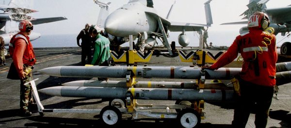 Crewmen handle sea sparrow rockets aboard the aircraft carrier USS Eisenhower in the Adriatic Sea in this June 30, 1998 file photo. Crewmen handle sea sparrow rockets aboard the aircraft carrier USS Eisenhower in the Adriatic Sea in this June 30, 1998 file photo. - Sputnik International