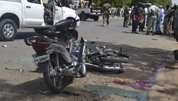 Security officers stand at the site of a suicide bombing in Ndjamena, Chad, June 15, 2015 - Sputnik International