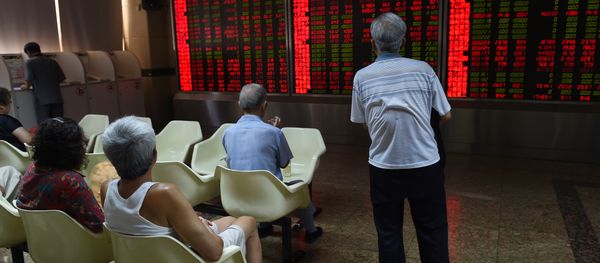 Investors look at a board showing stock market movements at a securities company in Beijing on July 10, 2015 - Sputnik International