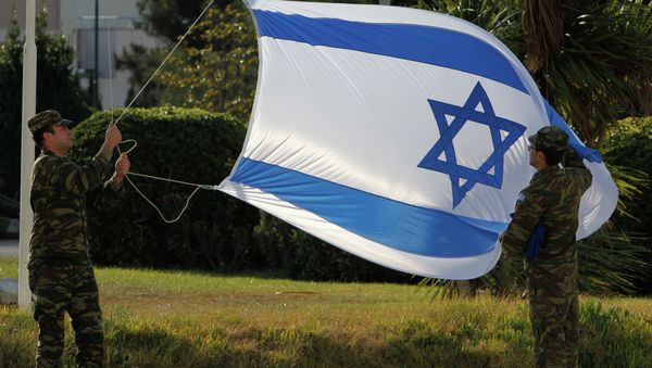 Greek soldiers hang the Israeli flag before the visit of Defense Minister Ehud Barak in Athens, Tuesday, Jan. 10, 2012 - Sputnik International