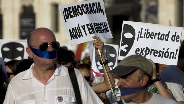 Demonstrators with their mouths taped attend a protest against Spanish government's new security law in central Madrid, Spain, June 30, 2015 - Sputnik International