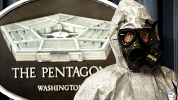 A member of the US Army Technical Escort Unit (TSU) demonstrates a hazmat suit as they show some of their response capabilities to chemical and biologicial operations in support of the US Department of Defense, federal, state, and local agencies 12 November 2002 - Sputnik International