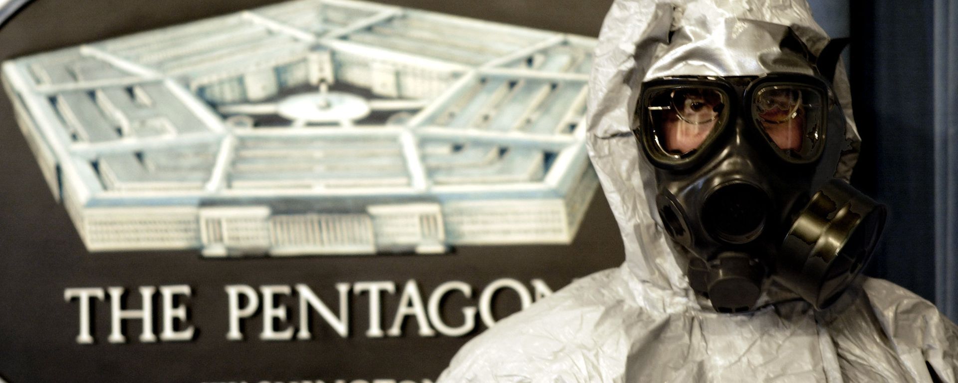 A member of the US Army Technical Escort Unit (TSU) demonstrates a hazmat suit as they show some of their response capabilities to chemical and biologicial operations in support of the US Department of Defense, federal, state, and local agencies 12 November 2002 A member of the US Army Technical Escort Unit (TSU) demonstrates a hazmat suit as they show some of their response capabilities to chemical and biologicial operations in support of the US Department of Defense, federal, state, and local agencies 12 November 2002 - Sputnik International, 1920, 13.11.2023