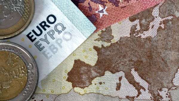A picture taken on July 11, 2015 in Athens shows euro coins and banknotes with the map of Europe - Sputnik International
