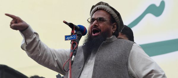Hafiz Muhammad Saeed (C), head of the banned Pakistani charity organisation, Jamaat-ud-Dawa (JuD) addresses demonstrators during a protest to mark Kashmir Solidarity day in Lahore on February 5, 2015 Hafiz Muhammad Saeed (C), head of the banned Pakistani charity organisation, Jamaat-ud-Dawa (JuD) addresses demonstrators during a protest to mark Kashmir Solidarity day in Lahore on February 5, 2015 - Sputnik International
