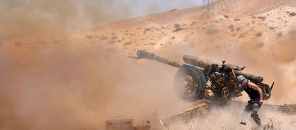 A Syrian army soldier fires artillery shells towards Islamic State (IS) group jihadists in northeastern Palmyra on May 17, 2015 A Syrian army soldier fires artillery shells towards Islamic State (IS) group jihadists in northeastern Palmyra on May 17, 2015 - Sputnik International
