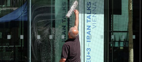 A man cleans the front door of Palais Coburg where closed-door nuclear talks with Iran take place in Vienna, Austria, Saturday, July 11, 2015 - Sputnik International