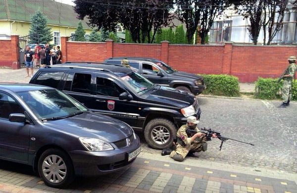 Armed activists of the nationalist militia Right Sector take position in the site of unrest in Mukachevo, Western Ukraine, Saturday, July 11, 2015 Armed activists of the nationalist militia Right Sector take position in the site of unrest in Mukachevo, Western Ukraine, Saturday, July 11, 2015 - Sputnik International