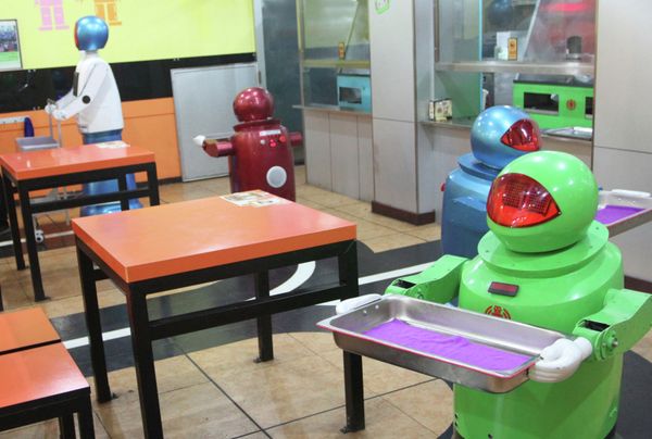 Robots work in a robot-themed restaurant in Harbin, northeast China's Heilongjiang province on January 16, 2013 Robots work in a robot-themed restaurant in Harbin, northeast China's Heilongjiang province on January 16, 2013 - Sputnik International