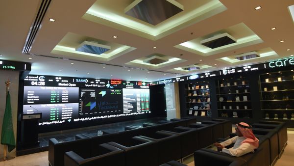 A Saudi investor monitors the stock exchange at the Saudi Stock Exchange, or Tadawul, on June 15, 2015 in the capital Riyadh - Sputnik International