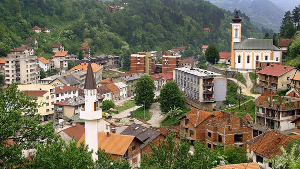 This March 2005 file photo shows a general view of the eastern Bosnian town of Srebrenica, with its mosque (L) and Orthodox church (R) This March 2005 file photo shows a general view of the eastern Bosnian town of Srebrenica, with its mosque (L) and Orthodox church (R) - Sputnik International
