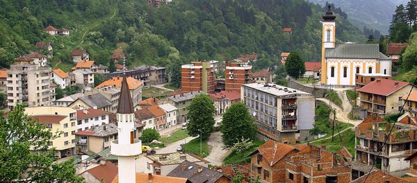 This March 2005 file photo shows a general view of the eastern Bosnian town of Srebrenica, with its mosque (L) and Orthodox church (R) This March 2005 file photo shows a general view of the eastern Bosnian town of Srebrenica, with its mosque (L) and Orthodox church (R) - Sputnik International