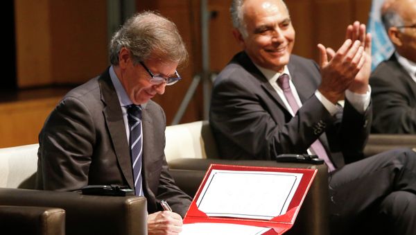UN envoy to Libya, Bernardino Leon, left, signs the document on a new version of a UN-brokered peace deal as Morocco's Foreign Minister Salaheddine Mezouar applauds after Libyan political leaders agreed, at the Palais des Congres of Skhirate in Rabat, Morocco, Saturday, July 11, 2015 - Sputnik International