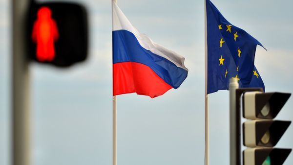 Flags of Russia, EU, France and coat of arms of Nice on the city's promenade - Sputnik International