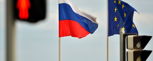 Flags of Russia, EU, France and coat of arms of Nice on the city's promenade - Sputnik International