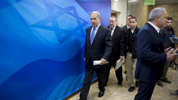 Israel's Prime Minister Benjamin Netanyahu (L) arrives at the weekly cabinet meeting at his office in Jerusalem July 12, 2015 - Sputnik International