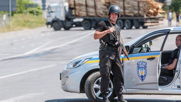 National Guard servicemen man a road block in the village of Lavky, near the small Ukrainian town of Mukachevo, Transcarpathia district, on July 12, 2015 - Sputnik International