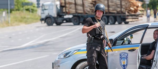 National Guard servicemen man a road block in the village of Lavky, near the small Ukrainian town of Mukachevo, Transcarpathia district, on July 12, 2015 - Sputnik International