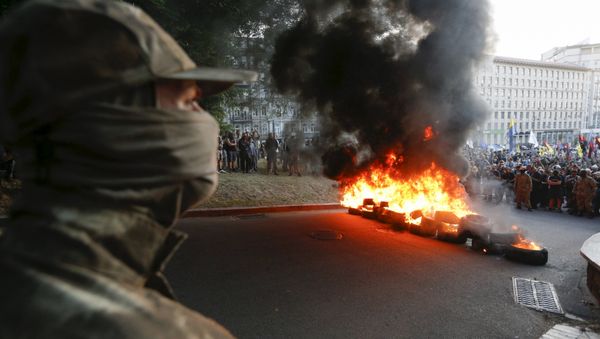 Tyres are set on fire during a rally held by members of the far-right radical group Right Sector, representatives of the Ukrainian volunteer corps and their supporters in central Kiev, Ukraine, July 3, 2015 - Sputnik International