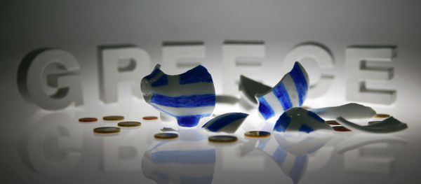 A broken piggybank painted in the colours of the Greek flag lies amongst various euro coins in front of letters spelling the word 'GREECE' in this picture illustration taken in Berlin, Germany June 30, 2015 - Sputnik International