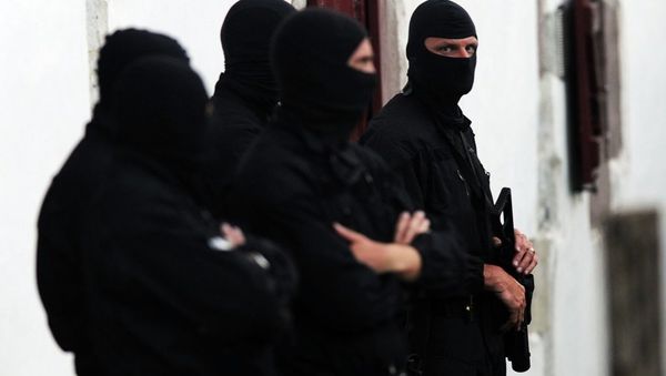 Police officers stand guard outside of a house after arresting two presumed member of the armed Basque separatist group Euskadi Ta Askatasuna (ETA) in Osses on July 7, 2015. - Sputnik International