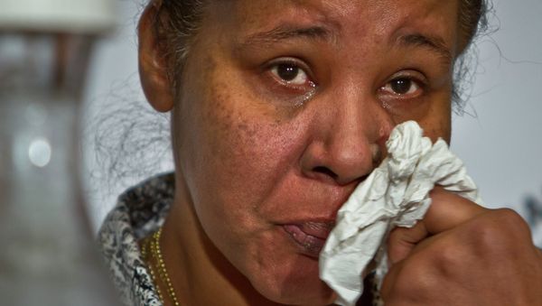 Esaw Snipes, the wife of police victim Eric Garner, wipes away tears as she speaks during a panel on police brutality at the 16th National Action Network’s annual national convention opening, Wednesday, April 8, 2015, in New York. - Sputnik International