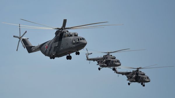 A Mil Mi-26 Halo and Mil Mi-8 Hip helicopters - Sputnik International