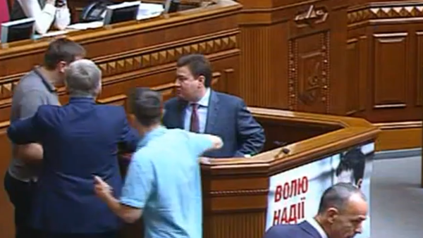 Ukrainian Politicians Scuffle in Parliament Over Right Sector Issue - Sputnik International