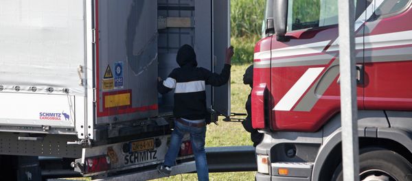 A migrant goes inside a lorry to attempt to cross the English Channel, in Calais, northern France, Wednesday, June 24, 2015. A migrant goes inside a lorry to attempt to cross the English Channel, in Calais, northern France, Wednesday, June 24, 2015. - Sputnik International