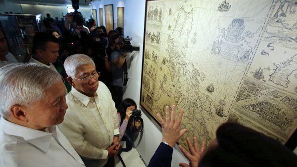 Philippine Foreign Affairs Secretary Albert del Rosario, left, and Defense Secretary Voltaire Gazmin, center, listen during a cartographic exhibit entitled “Historical Truths and Lies: Scarborough Shoal in Ancient Maps.” Philippine Foreign Affairs Secretary Albert del Rosario, left, and Defense Secretary Voltaire Gazmin, center, listen during a cartographic exhibit entitled “Historical Truths and Lies: Scarborough Shoal in Ancient Maps.” - Sputnik International