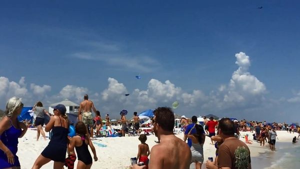 Hold Onto Your Hats! Blue Angels Jet Takes Low Dive - Sputnik International