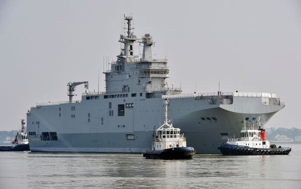 The Sevastopol mistral warship is on its way for its first sea trials, on March 16, 2015 off Saint-Nazaire. - Sputnik International