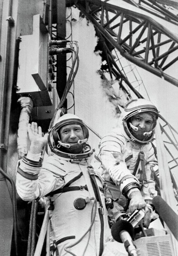 Russian cosmonauts commander Alexei Leonov (L) and V. Kubasov wave to the people while getting in their spaceship Soyuz ready to be launched 15 July 1975 from Baïkonour - Sputnik International