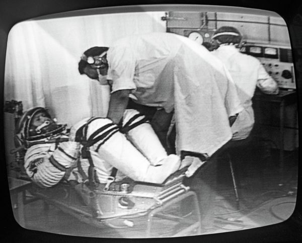 Alexey Leonov's equipment being inspected before spacecraft take-off - Sputnik International