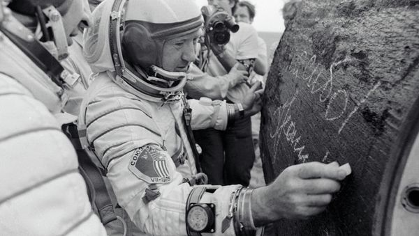 Cosmonaut Leonov  autographing - Sputnik International