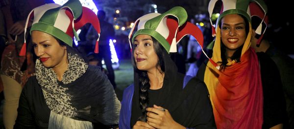 Dancing in the Street: Iranians Celebrate Nuclear Deal - Sputnik International