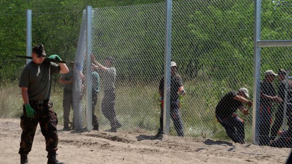 Local soldiers of the Hungarian Army's technical unit set the first elements of the 150 meters long metal fence at the Hungarian-Serbian border nearby Morahalom village on July 16, 2015 - Sputnik International