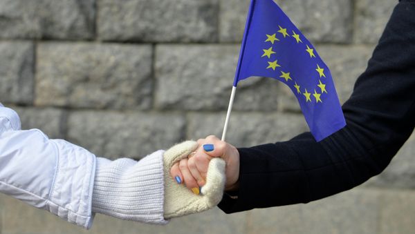 Ukrainian students stand hand in hand to create a human chain symbolizing the unity of Ukraine with EU during their action in Kiev - Sputnik International