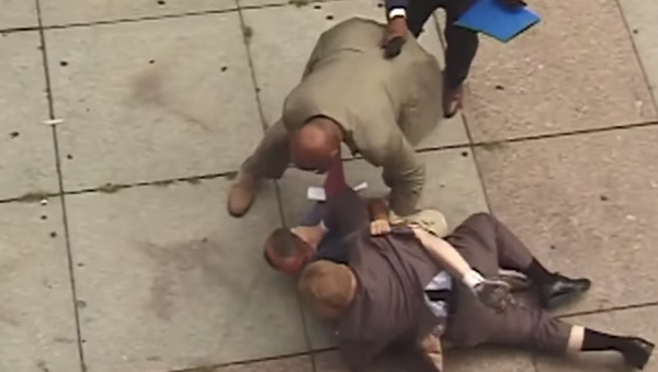 WATCH: Philly Mayor Steps in to Lend a Hand as Cop Beats Up Homeless Man WATCH: Philly Mayor Steps in to Lend a Hand as Cop Beats Up Homeless Man - Sputnik International