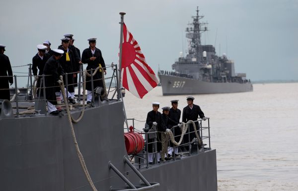 Japanese navy officers stand on the deck of Japan Maritime Self-Defense Force's vessel docked at Thilawa port, Myanmar, Monday, Sept. 30, 2013 - Sputnik International