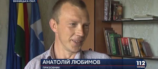 Anatoly Lyubimov, a man missing both arms at the shoulder level, received a draft notice from a local military draft office in central Ukraine - Sputnik International