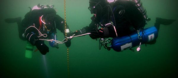 Members of the Russian Geographical Society's underwater scientific research crew conduct a descent in the Arctic. - Sputnik International